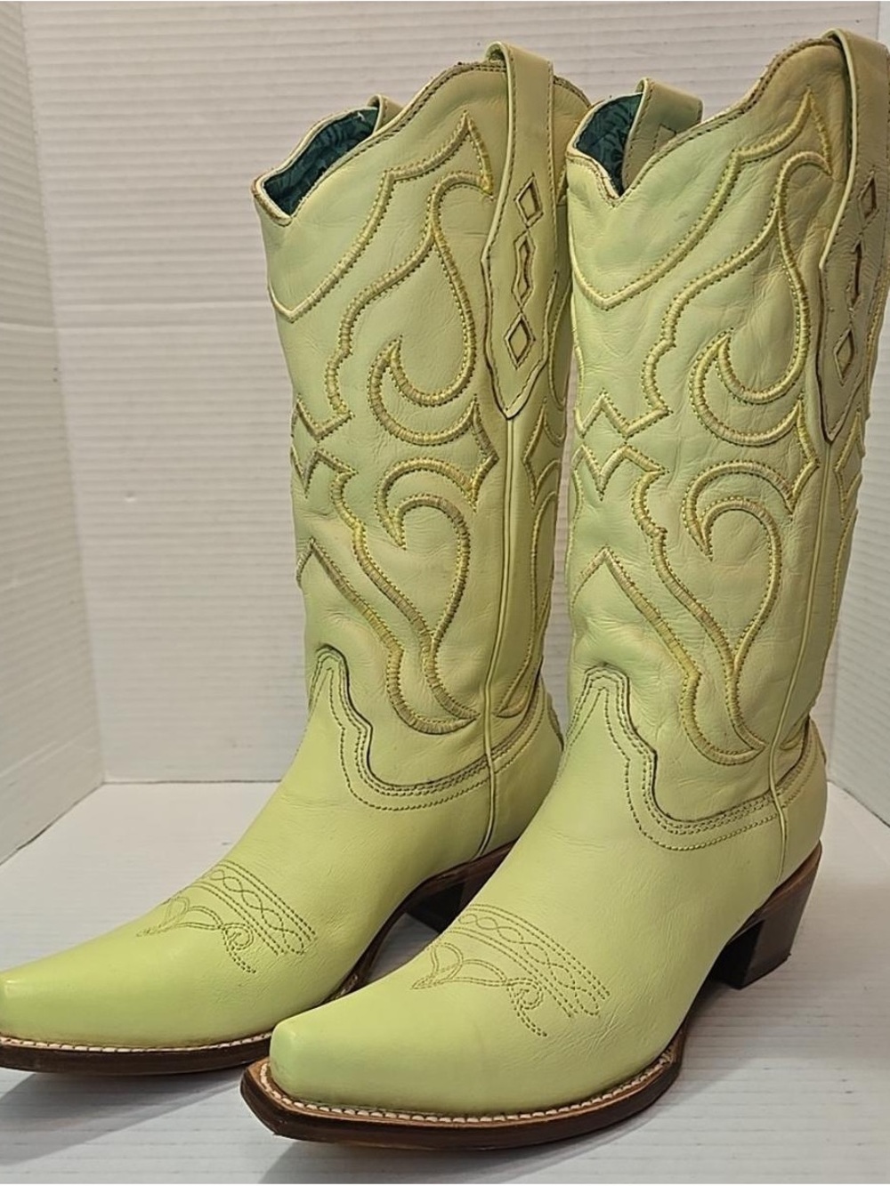 Size 8 Corral Yellow Embroidery Western Cowboy Boots Z5118 - Picture 2 of 6